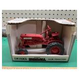 1/16 Farmall cub red (56-58)