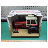 1/16 IH Farmall 856 w/ Custom cab Winter IH