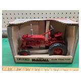 1/16 IH Farmall cub red (47-55) black steering