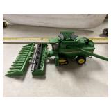 1/64 John Deere S690 track combine, 2 heads,