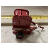 1/64 International 2400 round baler w/ bale, no
