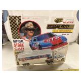 1/87 Road Champs Richard Pettty Team Transporter