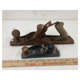 2 Wood planes