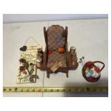 Lot of sewing related decor, lamp works