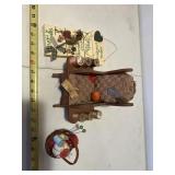 Lot of sewing related decor, lamp works