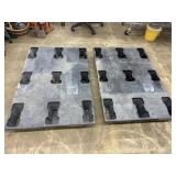 2 plastic pallets