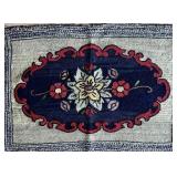 HOOKED RUG WITH FLORAL MEDALLION