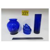 Vtg Cobalt Blue Swan & Vases