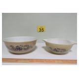 Vtg Pyrex Homestead 4qt & 2.5qt Bowls