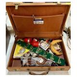 VINTAGE MAGICIANS CASE WITH PROPS