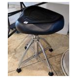 FOLDING UTILITY STOOL