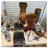 LOT OF DECORATIVE ARTS AND OBJECTS