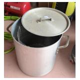 LARGE COOK POT/LID WITH BASKET