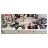 LOT OF DECORATIVE ARTS