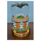 Walt Disney Store Snow White Heart Snow Globe