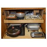 Kitchen Cupboard Contents lot: Pots/Pans +