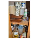 Kitchen Cabinet Contents Lot: Rubbermaid &