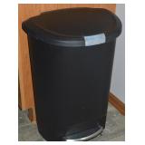 Black Plastic 13 Gallon Kitchen Trash Can (some