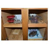 Kitchen Cupboard Contents Lot: Measuring Cups,