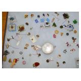 Display Case (w/ Cover) of Antique/Vtg Pinbacks: