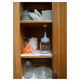 Kitchen Cabinet Contents Lot: Tupperware +