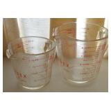 (2) Vintage Pyrex Measuring Cups w/ 1qt / 1pint
