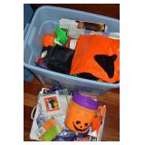 Rubbermaid RN 18Gal Tote w/Lid: Halloween Decor