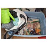 Rubbermaid RN Lidded 18Gal Tote: lots of Small