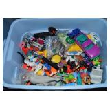 Rubbermaid RN Lidded 18Gal Tote: Tons of Action