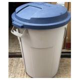 Rubbermaid Roughneck 32 Gallon Trash Can with lid