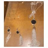 Womenï¿½s necklace & earring set
