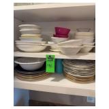 Assorted dishes/vases