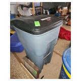Brute Rubbermaid Extra large garbage can on wheels