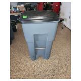 Brute Rubbermaid garbage can