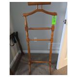vintage Ethan Allen "Tavern" wardrobe valet suit rack butler stand features solid wood construction with a hanger, trinket shelf, and pants bar.