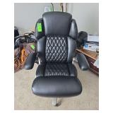 Petheivun heavy-duty office chair is designed for big and tall users, featuring a 500-600 lbs weight capacity, a diamond-stitched leather backrest, and adjustable 3D or 5D flip arms.