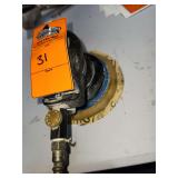 Pneumatic dual-action (DA) random orbital palm sander