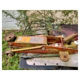 Hydraulic floor jack