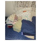 Miscellaneous sheets, pillow cases in various sizes