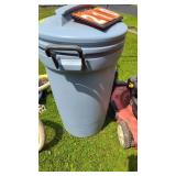 2 PLAST GARBAGE CANS WITH LIDS