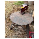 Round Metal Work Bench w Vise