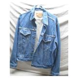 Classic Leviï¿½s Denim Jacket in Classic Blue Wash