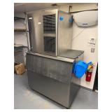 Hoshizaki KM-901 MAJ 900lbs Ice Machine & Bin