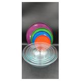 Set of 4 pyrex nesting bowls w/lids.