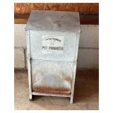 Pet products automatic feeder