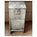 Pet lodge chow hound dog feeder