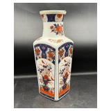 10.5ï¿½ Japanese porcelain vase Imari ware designs