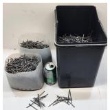 *Chaudière et 2 bacs de clous