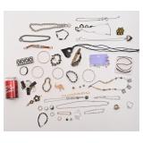 Lot de bijoux de fantaisie, dont Avon