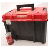 Coffre à outils avec outils variés